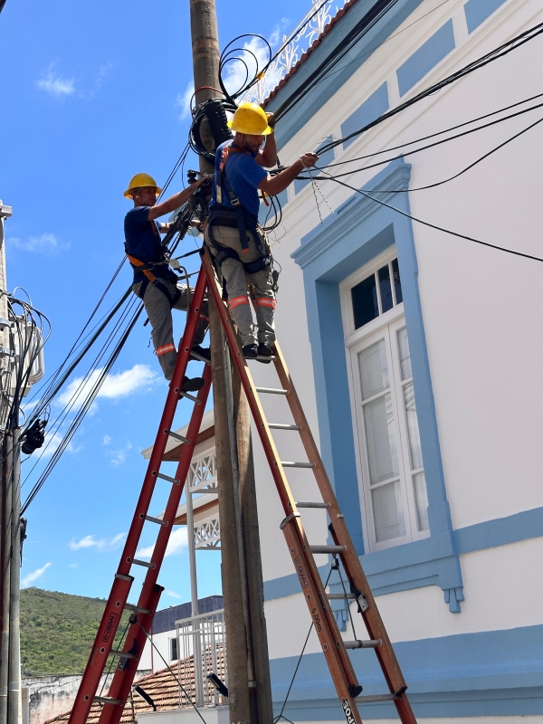 Cemig e Prefeitura de Itaúna realizam ação para retirar cabos inutilizados