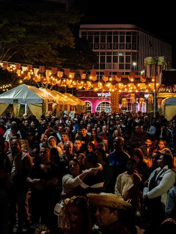 Arraial de Itaúna: Celebração das Tradições Juninas e Solidariedade na Praça Dr. Augusto Gonçalves