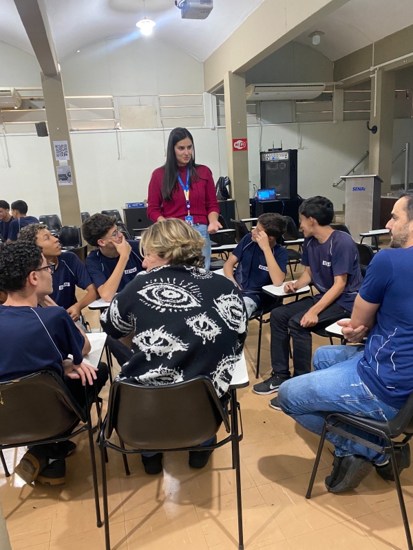 Itaúna promove palestra sobre empreendedorismo para alunos do Senai