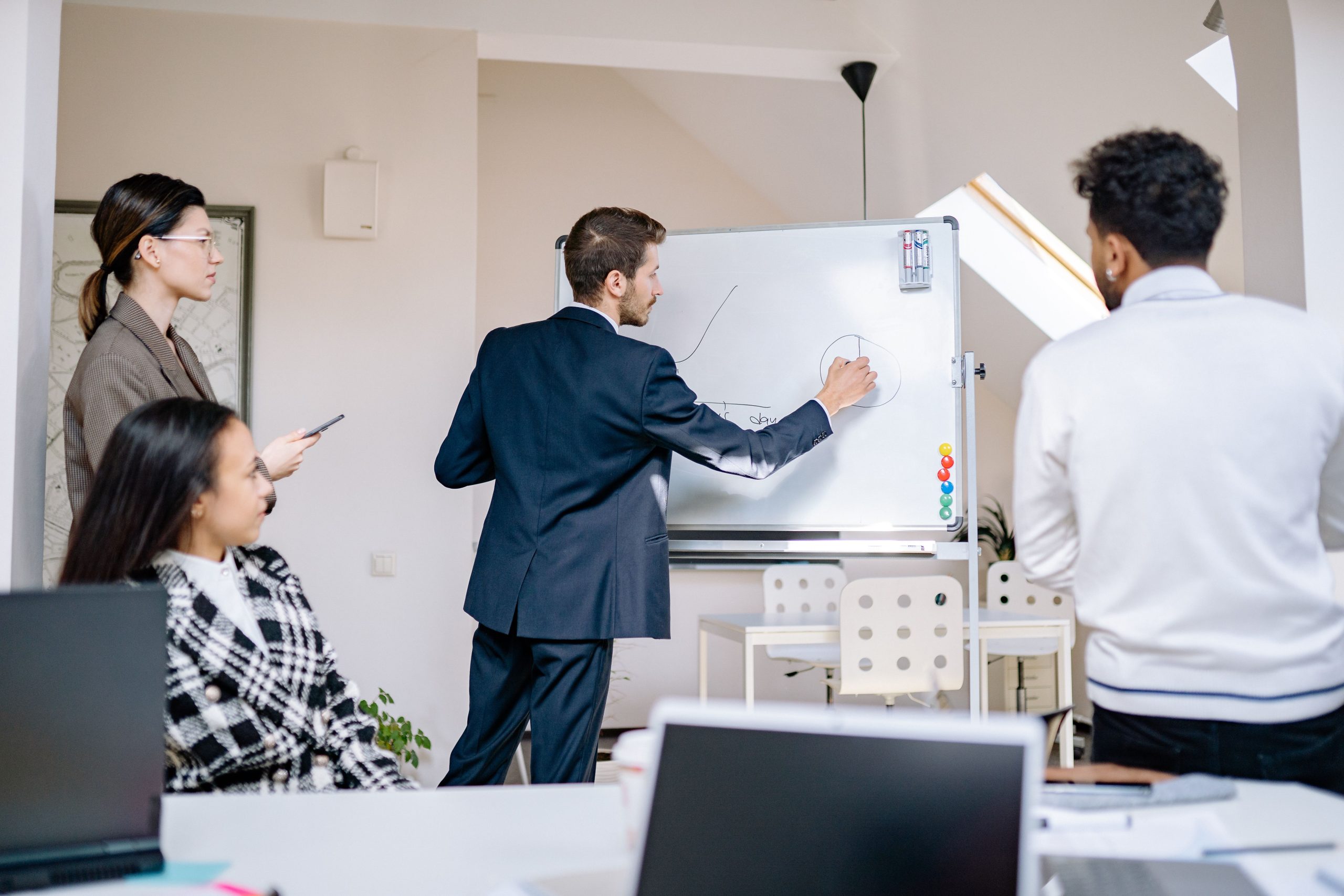 O lado invisível da liderança: o que diferencia quem comanda de quem lidera